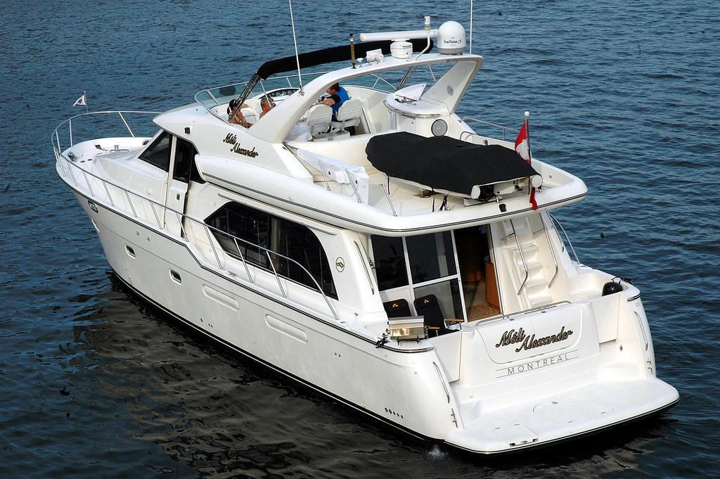 Segelyacht an der Pier eines Hamburger Bootsservice